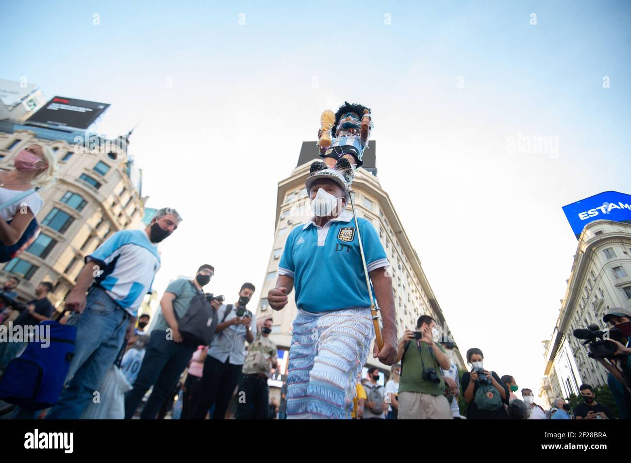 Ein Protestant mit einem Abbild von Diego Maradona während der Demonstration.Demonstration in der Innenstadt von Buenos Aires Fans und Familienmitglieder von Diego Maradona behaupteten, der legendäre argentinische Fußballspieler sei getötet worden. "Er starb nicht. Sie töteten ihn", skandierten die Demonstranten. Stockfoto