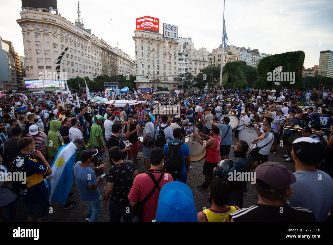 Eine Menge Demonstranten während der Demonstration.Demonstration in der Innenstadt von Buenos Aires Diego Maradonas Fans und Familienmitglieder behaupteten, der legendäre argentinische Fußballspieler sei getötet worden. "Er starb nicht. Sie töteten ihn", skandierten die Demonstranten. Stockfoto