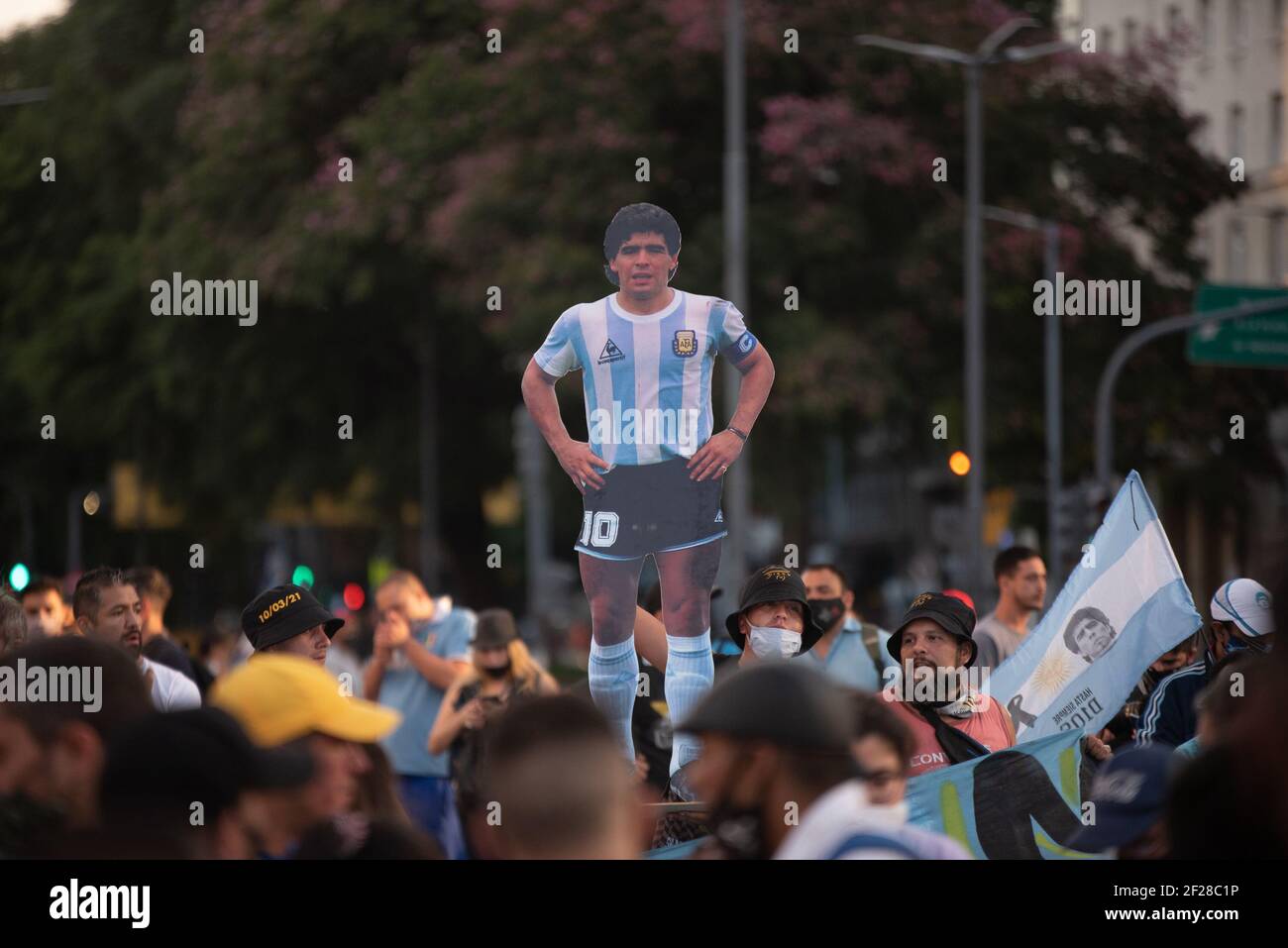 Ein Porträt von Diego Maradona, während der Demonstration.Demonstration in der Innenstadt von Buenos Aires Diego Maradonas Fans und Familienmitglieder behaupteten, der legendäre argentinische Fußballspieler sei getötet worden. "Er starb nicht. Sie töteten ihn", skandierten die Demonstranten. Stockfoto