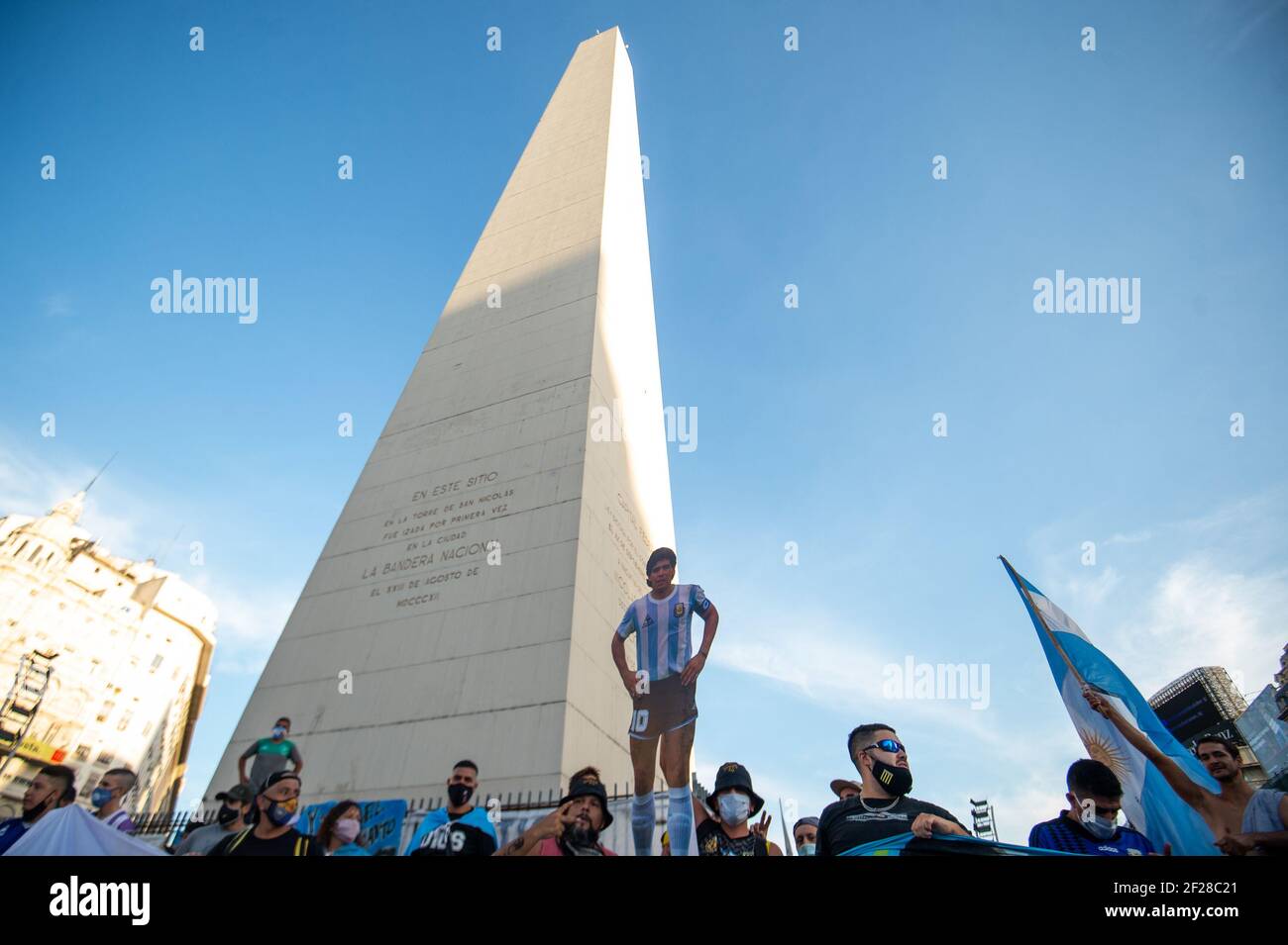 Ein Porträt von Diego Maradona, gesehen während der Demonstration.Demonstration in der Innenstadt von Buenos Aires Diego Maradonas Fans und Familienmitglieder behaupteten, der legendäre argentinische Fußballspieler sei getötet worden. "Er starb nicht. Sie töteten ihn", skandierten die Demonstranten. Stockfoto