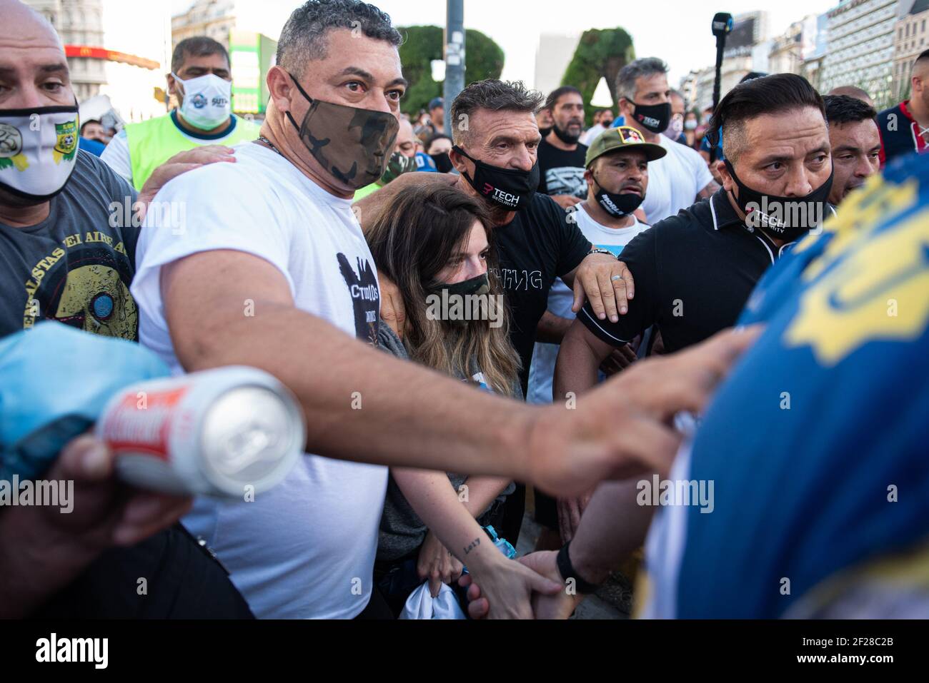 Dalma Maradona, Tochter von Diego Maradona, während der Demonstration gesehen.Demonstration in der Innenstadt von Buenos Aires Diego Maradonas Fans und Familienmitglieder behaupteten, der legendäre argentinische Fußballspieler sei getötet worden. "Er starb nicht. Sie töteten ihn", skandierten die Demonstranten. Stockfoto