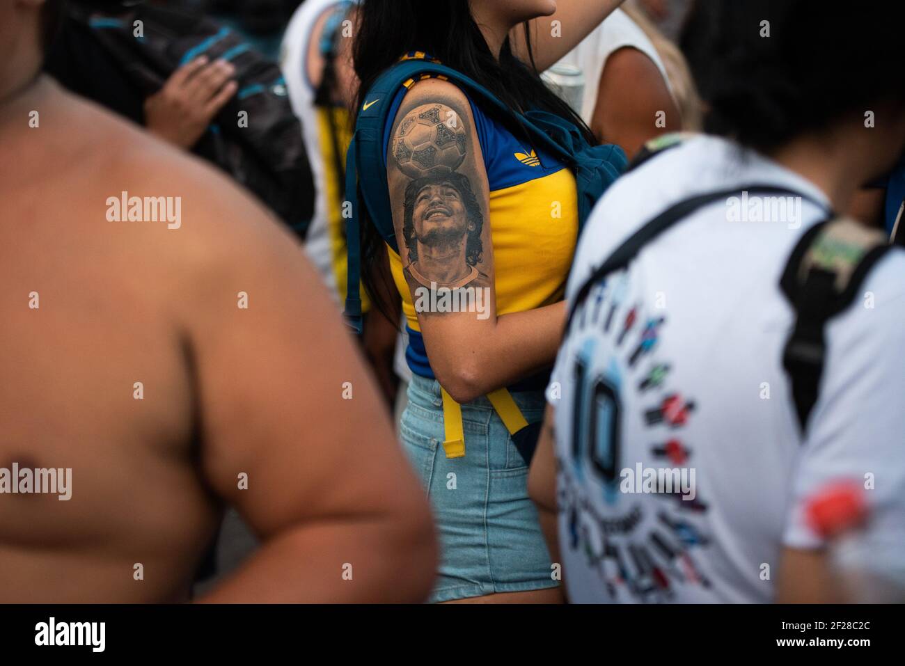 Eine Protesterin mit einem Diego Maradona Tattoo auf ihrem Arm während der Demonstration.Demonstration in der Innenstadt von Buenos Aires Diego Maradonas Fans und Familienmitglieder behaupteten, der legendäre argentinische Fußballspieler sei getötet worden. "Er starb nicht. Sie töteten ihn", skandierten die Demonstranten. Stockfoto