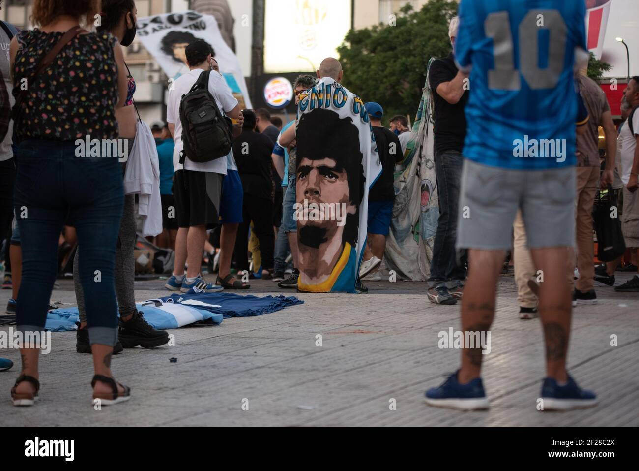 Ein Protestant mit einem Banner mit Diego Maradona, Portrait während der Demonstration.Demonstration in der Innenstadt von Buenos Aires Diego Maradonas Fans und Familienmitglieder behaupteten, der legendäre argentinische Fußballspieler sei getötet worden. "Er starb nicht. Sie töteten ihn", skandierten die Demonstranten. Stockfoto