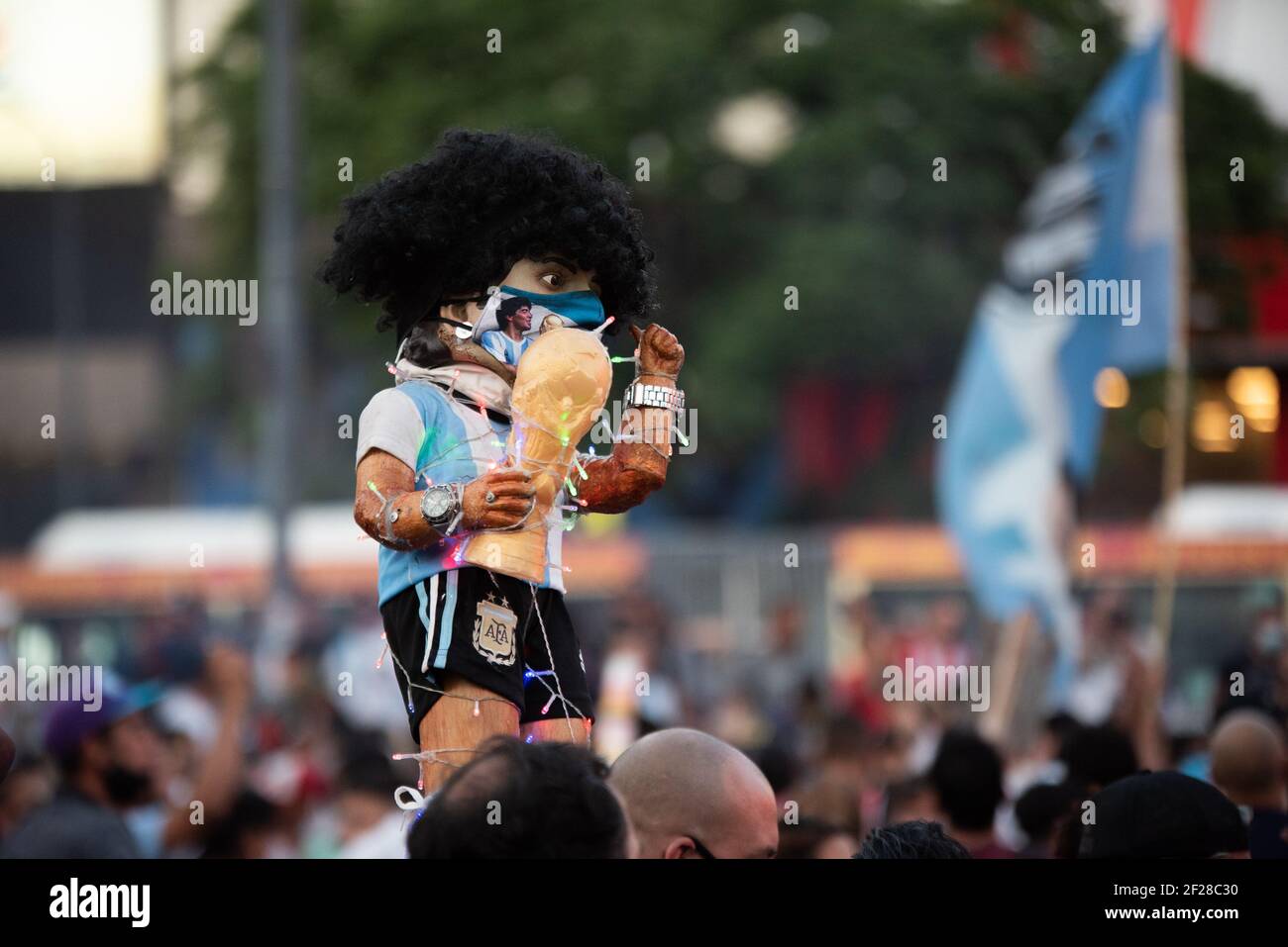 Ein Bild von Diego Maradona, während der Demonstration gesehen.Demonstration in der Innenstadt von Buenos Aires Diego Maradonas Fans und Familienmitglieder behaupteten, der legendäre argentinische Fußballspieler sei getötet worden. "Er starb nicht. Sie töteten ihn", skandierten die Demonstranten. Stockfoto