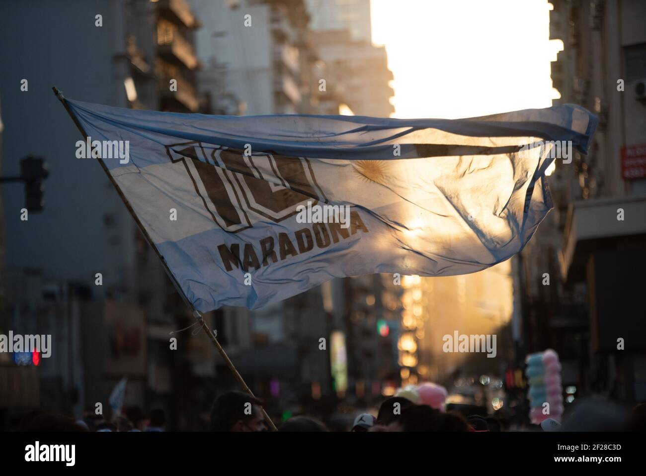Eine argentinische Flagge mit dem Namen Maradona, die während der Demonstration gesehen wurde.Demonstration in der Innenstadt von Buenos Aires Diego Maradonas Fans und Familienmitglieder behaupteten, der legendäre argentinische Fußballspieler sei getötet worden. "Er starb nicht. Sie töteten ihn", skandierten die Demonstranten. Stockfoto