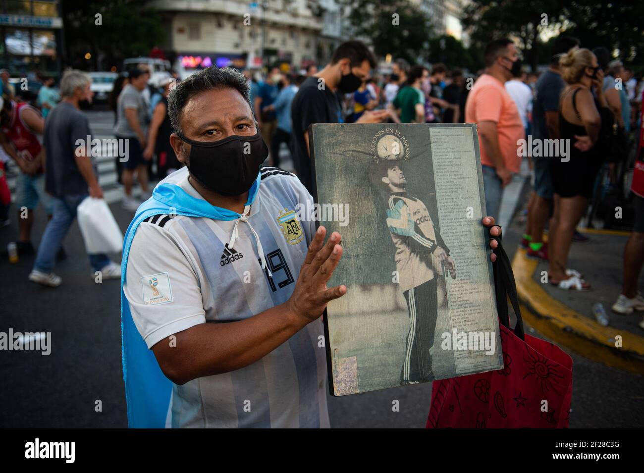 Ein Protestant mit einem Porträt von Diego Maradona während der Demonstration.Demonstration in der Innenstadt von Buenos Aires Diego Maradonas Fans und Familienmitglieder behaupteten, der legendäre argentinische Fußballspieler sei getötet worden. "Er starb nicht. Sie töteten ihn", skandierten die Demonstranten. Stockfoto