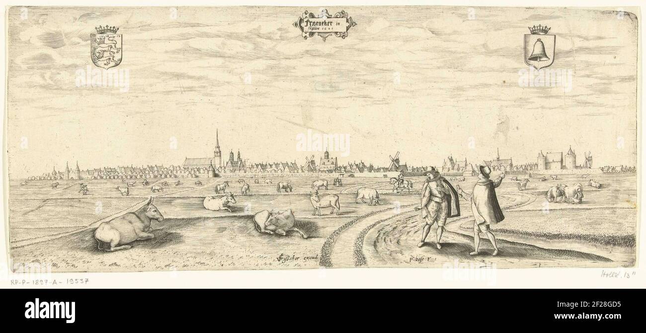 Gezicht op Franeker 1601.im Vordergrund zwei Männer, gekleidet nach der Mode von ca. 1600, auf einer Landstraße, die nach Franeker führt. Kühe auf der Wiese. Dahinter die Stadtmauer von Franeker. In der Luft in der Mitte eine Kartusche mit 'Franeker in Frisiam 1601', links die Waffe von Friesland, rechts von Franeker. Stockfoto