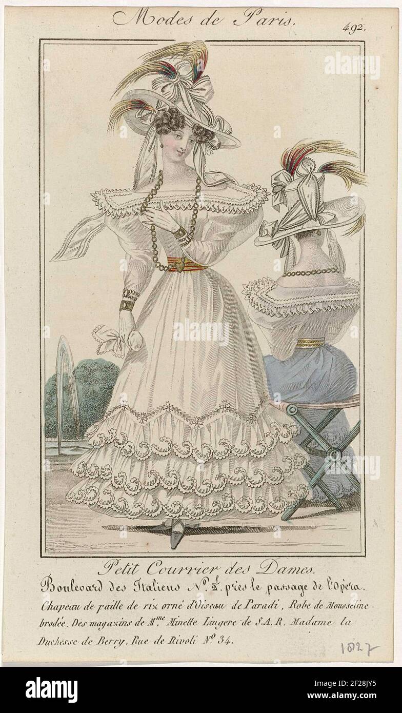 Petit Courrier des Dames, 1827, Nr. 492 : Chapeau de paille de riz (...).Hut von 'Paille de Riz' mit Federn vom Paradiesvogel verziert. JAP von besticktem Musselin aus den Geschäften von Minette, 'Lingere de S.A.R. Madame La Duchesse de Berry“. Weitere Accessoires: ohrring, Halskette mit Anhänger in Herzform, Armbänder an beiden Handgelenken, Handschuhe, Taschentuch, flache Schuhe mit gekreuzten Reifen. Druck aus dem Modemagazin Petit Courier des Ladies (1821-1868). Stockfoto