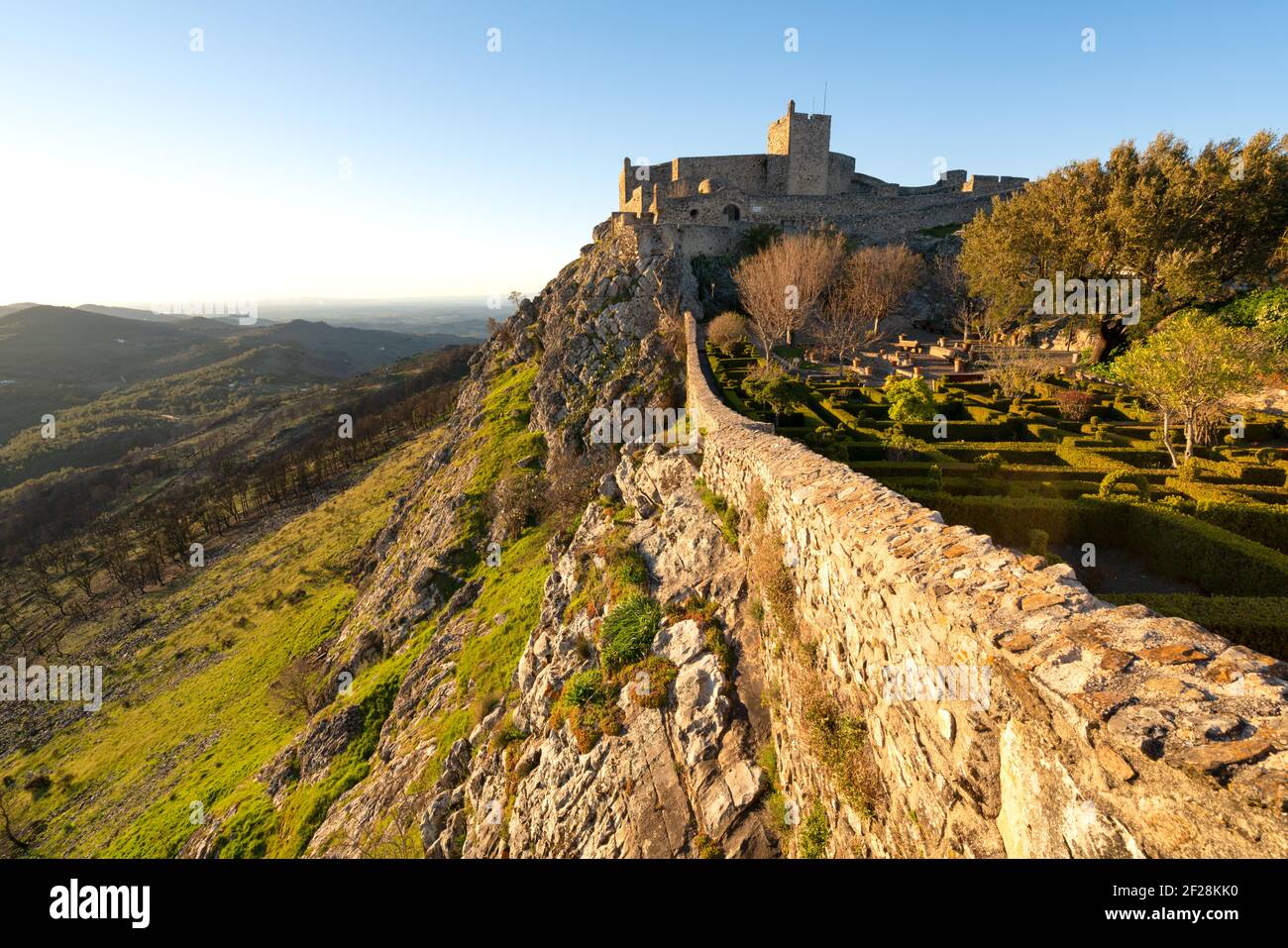 Dorf Marvao und Burg auf einem Berg in Portugal Stockfoto