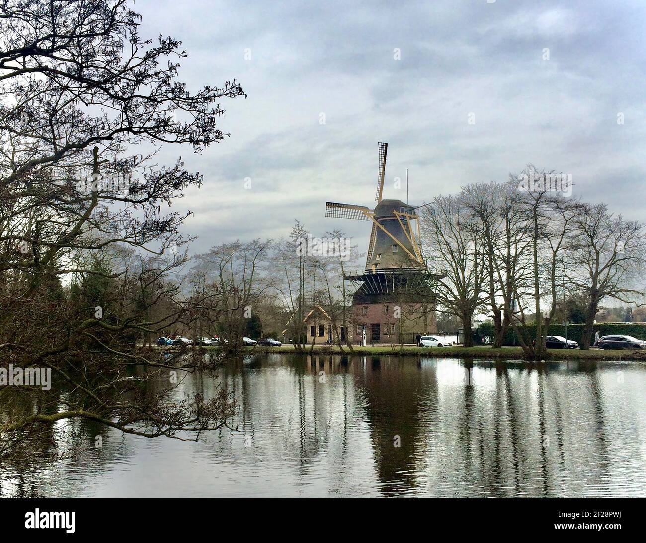 Windmühle am See Stockfoto