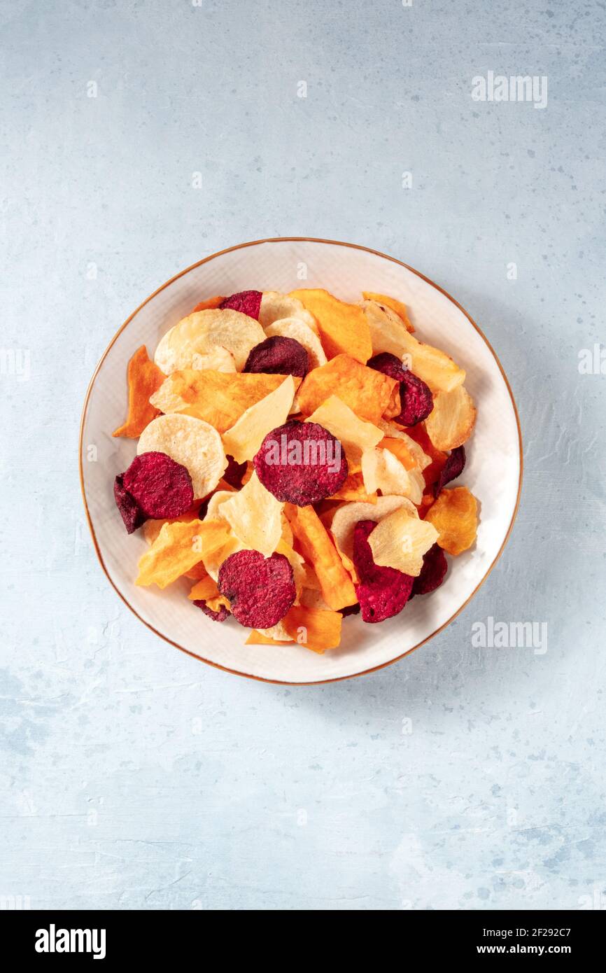 Gesunde Obst-und Gemüsechips, von oben geschossen Stockfoto