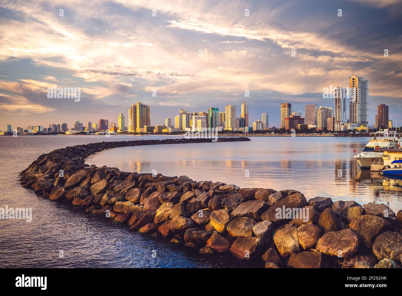 Hafen von Manila in der Bucht von manila, manila Stadt, philippinen in der Dämmerung Stockfoto