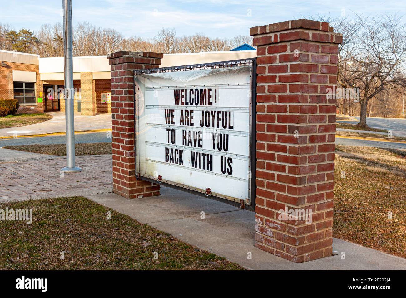 Eine große Tafel vor einer öffentlichen Schule in Maryland hat eine Botschaft an Studenten, die wegen der COVID-19-Pandemie nicht da waren. Es heißt willkommen, Stockfoto