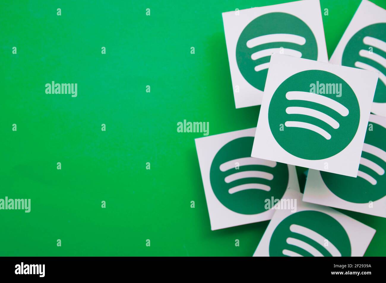 LONDON, Großbritannien – März 2021: Spotify-Logo für Musik- und Audio-Streaming-Dienste Stockfoto
