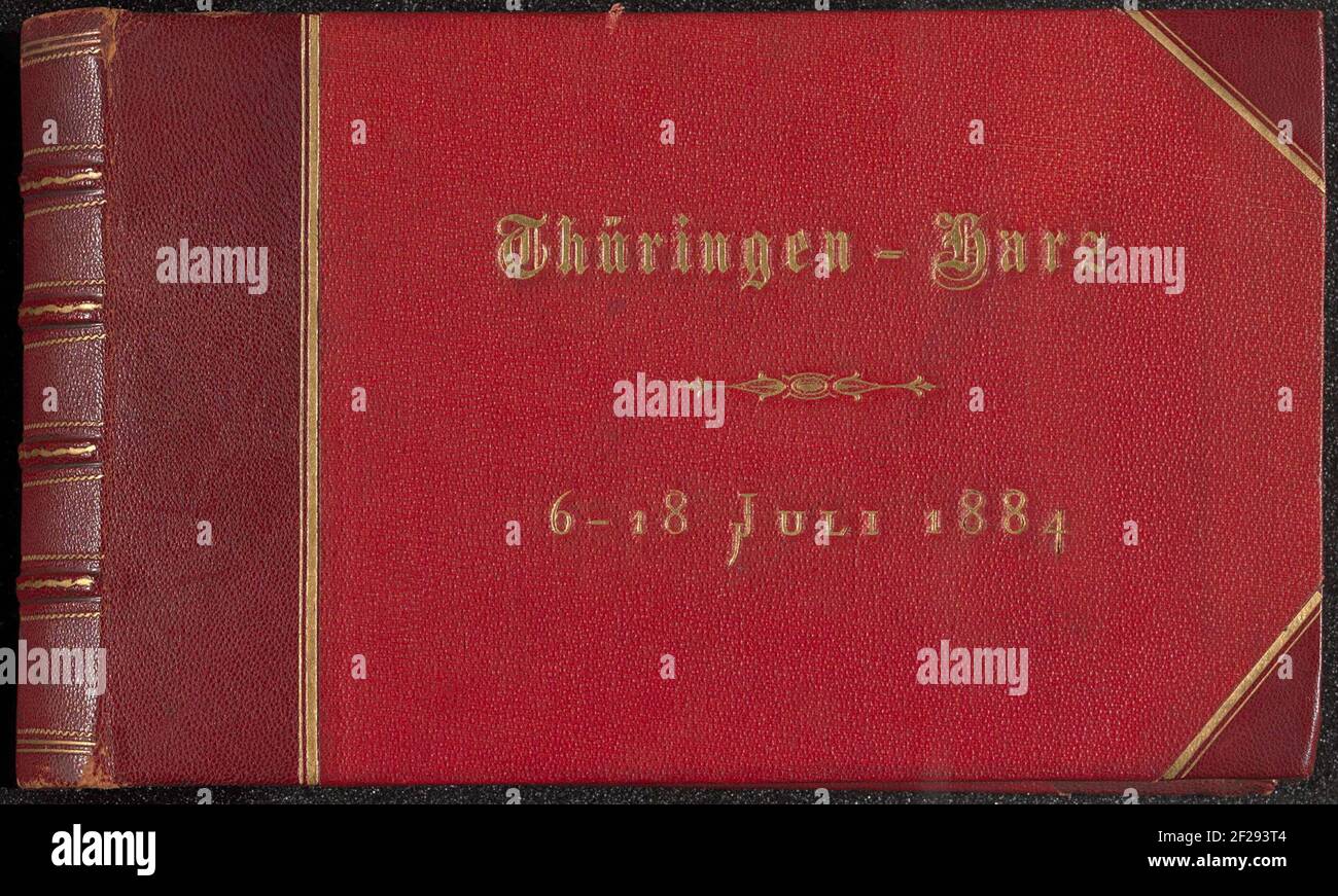 Album met 38 foto's van een reis door de Harz; Thüringen-Harz 6-18. Juli 1884.Fotoalbum in roter Mappe mit Lederrücken und Eckpunkten. Schutdraafs sind von Changeant Papier. Das Album enthält 38 Kabinettfotos, die auf der einen Seite auf den Buchblock geklebt sind. Es handelt sich um Aufnahmen von Sehenswürdigkeiten im Harz: Landschaften, Dorfansichten, Gebäude. Auch zwei Aufnahmen von Bustes van Schiller und Goethe. Das Album wurde von einem unbekannten, vermutlich Amsterdamer Reisenden zusammengestellt. Stockfoto