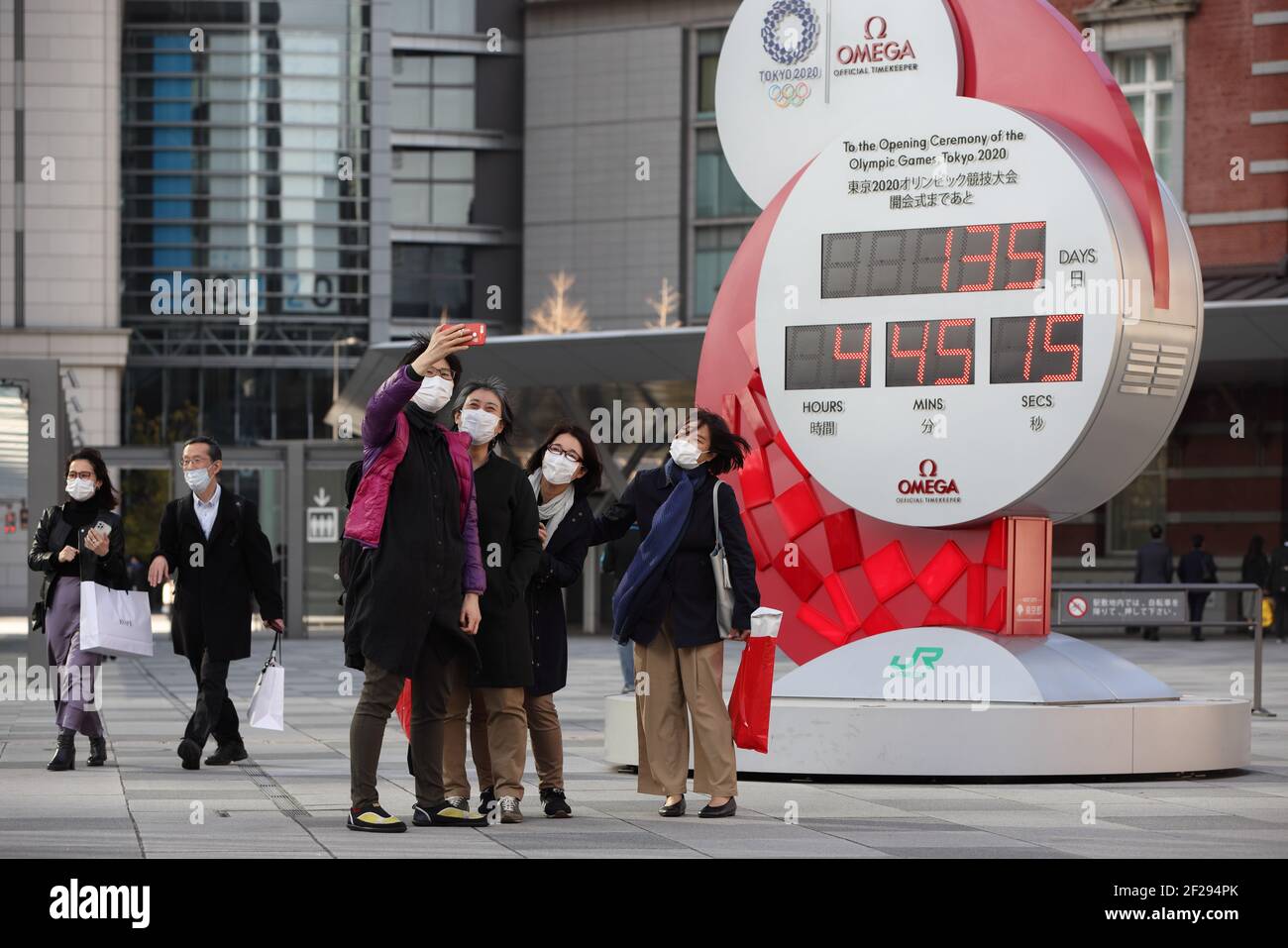 Fußgänger tragen Gesichtsmasken als eine Maßnahme gegen die Ausbreitung von Covid-19 gesehen Selfies neben der Tokyo 2020 Olympischen Spiele Countdown-Uhr zeigt 135 Tage bis zur offiziellen Eröffnung des Sportereignisses. (Foto von Stanislav Kogiku / SOPA Images/Sipa USA) Stockfoto