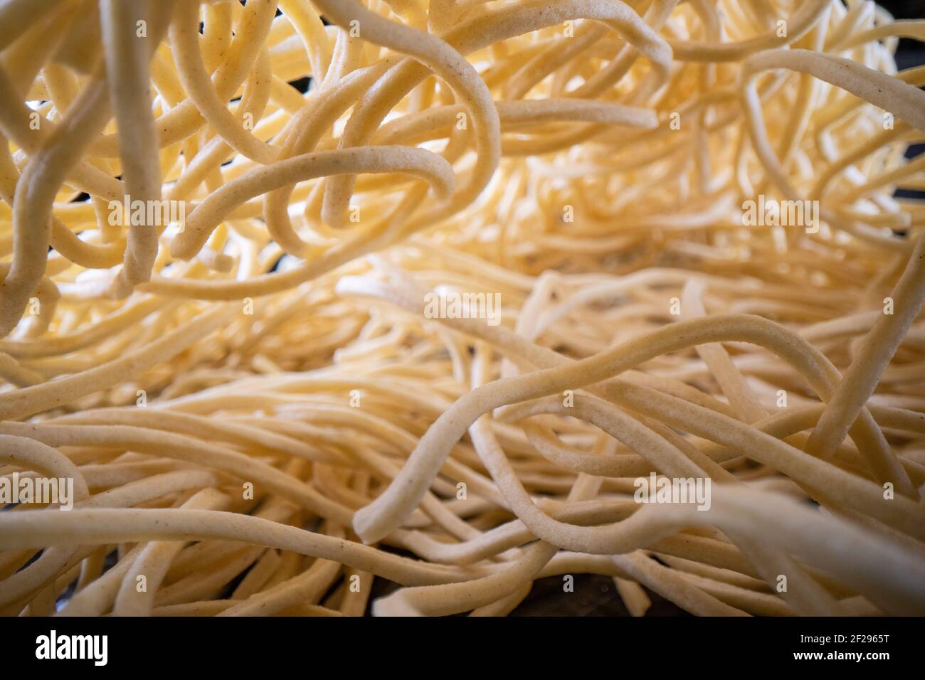 Innerhalb eines Stapels von philippinischen ungekochten 'Pancit Canton' Nudeln. Aufnahme mit einer Laowa 24mm Sondenlinse Stockfoto