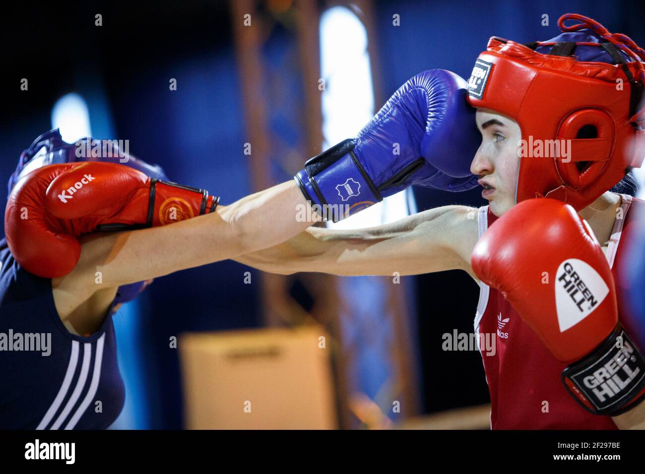 UZHHOROD, UKRAINE - 10. MÄRZ 2021 - Athleten ringen während der ukrainischen Frauen-Boxmeisterschaft, Uzhhorod, Region Zakarpattia, Westukraine. Stockfoto