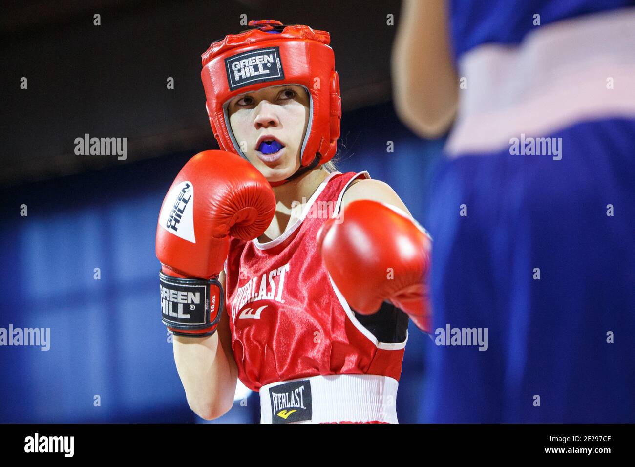 UZHHOROD, UKRAINE - 10. MÄRZ 2021 - eine Athletin konzentriert sich auf ihre Gegnerin während der ukrainischen Frauen-Boxmeisterschaft, Uzhhorod, Region Zakarpattia Stockfoto