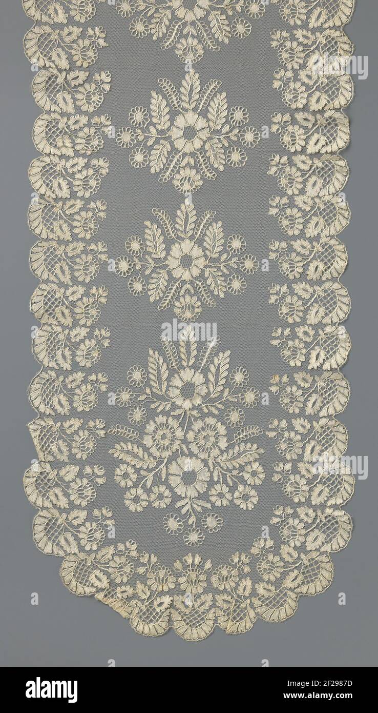 Kloskant Stola mit symmetrischen floralen Motiven und Tube Rand.Stola von natürlichen kolossalen: Blond. Scalloped Rand von großen Blättern mit einem Blütenzweig oben. Symmetrisches Muster im Mittelfeld, mit fünf symmetrischen Blumen- und Blattmotiven auf der Wetterseite des zentralen Blumen- und Blattmotivs, das vergleichbar, aber etwas größer ist. Das sechste und größte Blumen- und Blattmotiv aus der Mitte, an den beiden Enden, ist symmetrisch um die Längsachse. Die Motive sind größtenteils in Leinenstrich und Powerhub gefertigt und mit glänzenden Konturdrähten ausgestattet. Die Motive sind durch ein Gitter, ein toel, verbunden. In verschiedenen Stockfoto