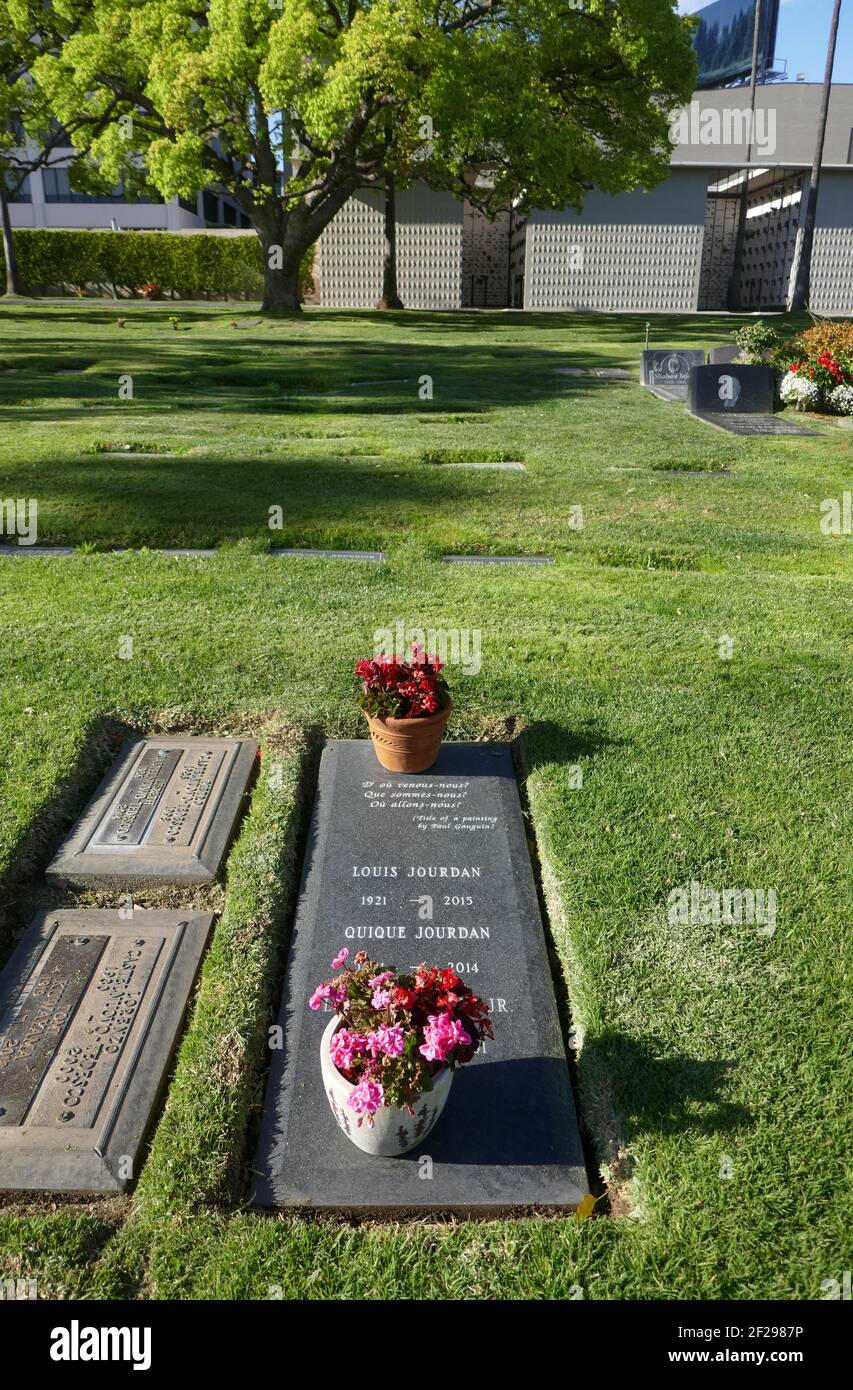 Los Angeles, California, USA 9th March 2021 EIN allgemeiner Blick auf die Atmosphäre des Grabes des Schauspielers Louis Jourdan und des Grabes von Louis Jourdan Jr. im Pierce Brothers Westwood Village Memorial Park am 9. März 2021 in Los Angeles, Kalifornien, USA. Foto von Barry King/Alamy Stockfoto Stockfoto