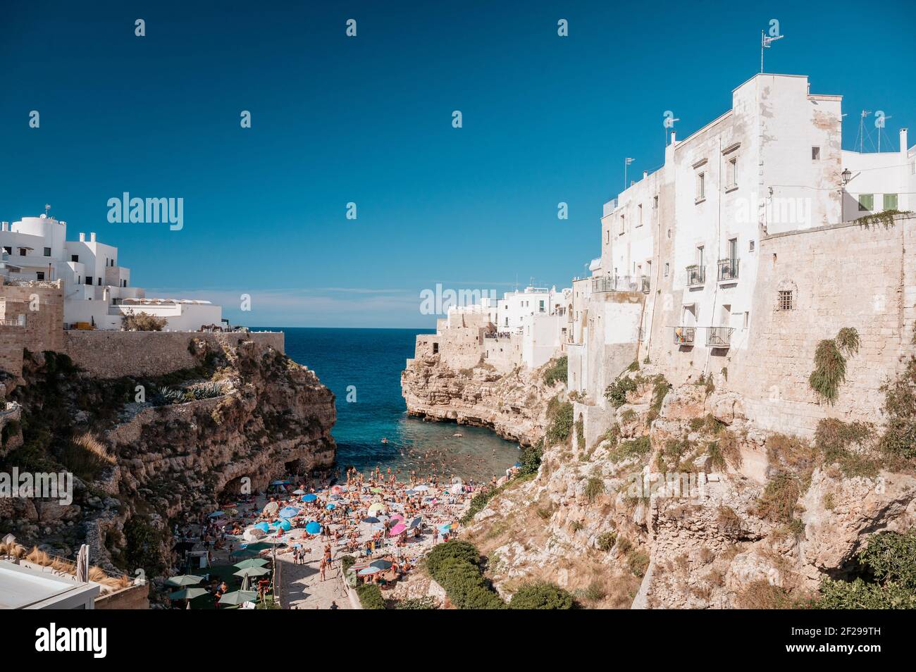 Berühmter und überfüllter Strand Lama Monachile in Polignano a Mare, Apulien Stockfoto