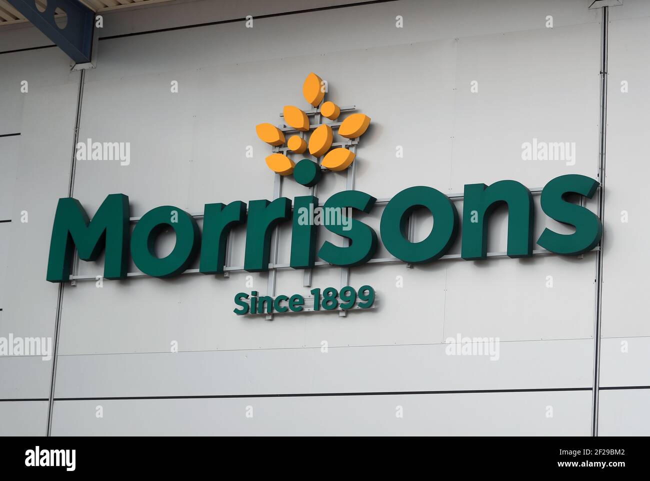 Aktenfoto vom 19/06/20 von einem Schild für die Morrisons. Morrisons hat gezeigt, dass die Gewinne im vergangenen Jahr um mehr als die Hälfte gekürzt wurden, nachdem sie um £290 Millionen Kosten im Zusammenhang mit der Pandemie getroffen wurden. Ausgabedatum: Donnerstag, 11. März 2021. Stockfoto