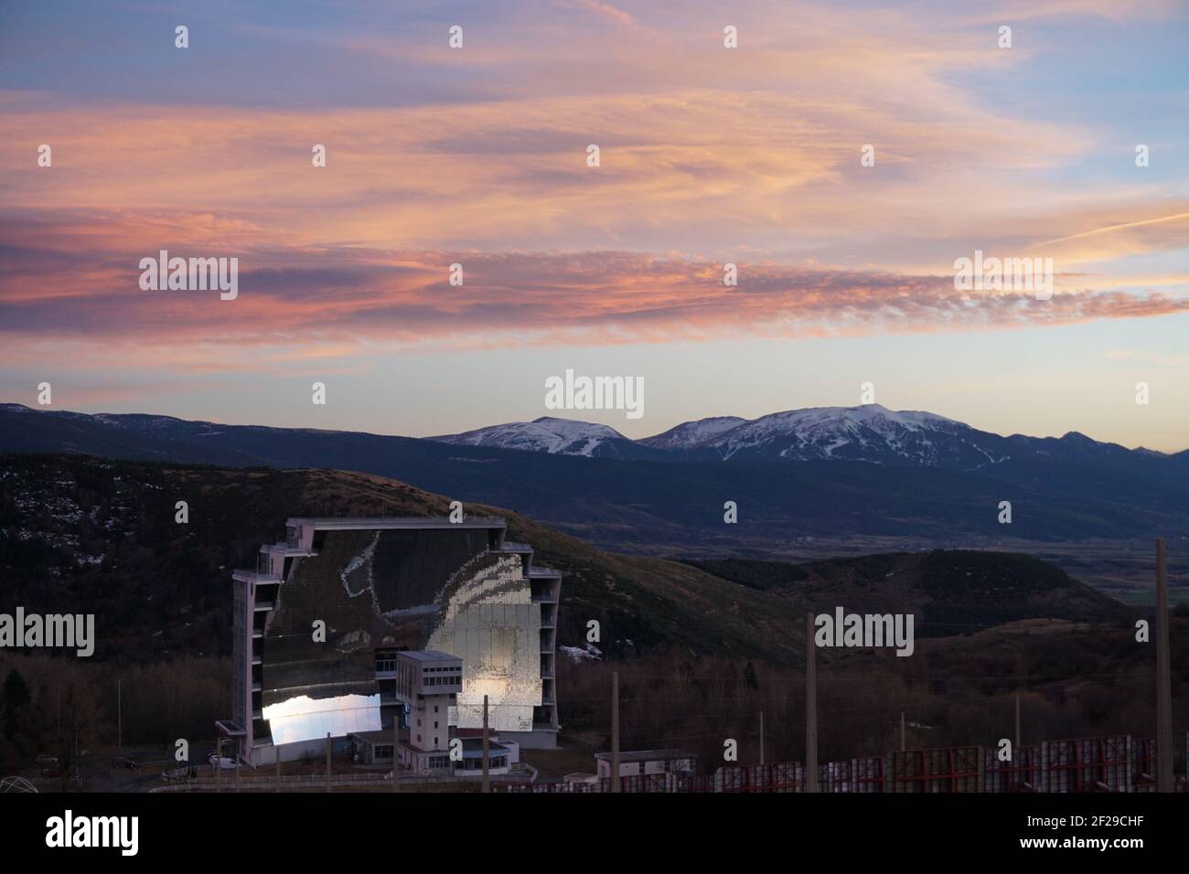 Farbenfrohe Sonnenuntergänge auf dem Sonnenofen von Font Romeu in den Pyrenäen, Frankreich Stockfoto