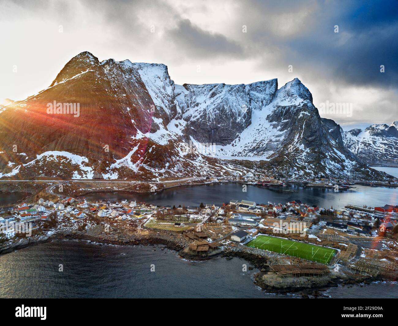 Luftaufnahme des Fußballplatz-Stadions des Fischerdorfes reine Auf den Lofoten in Norwegen Stockfoto