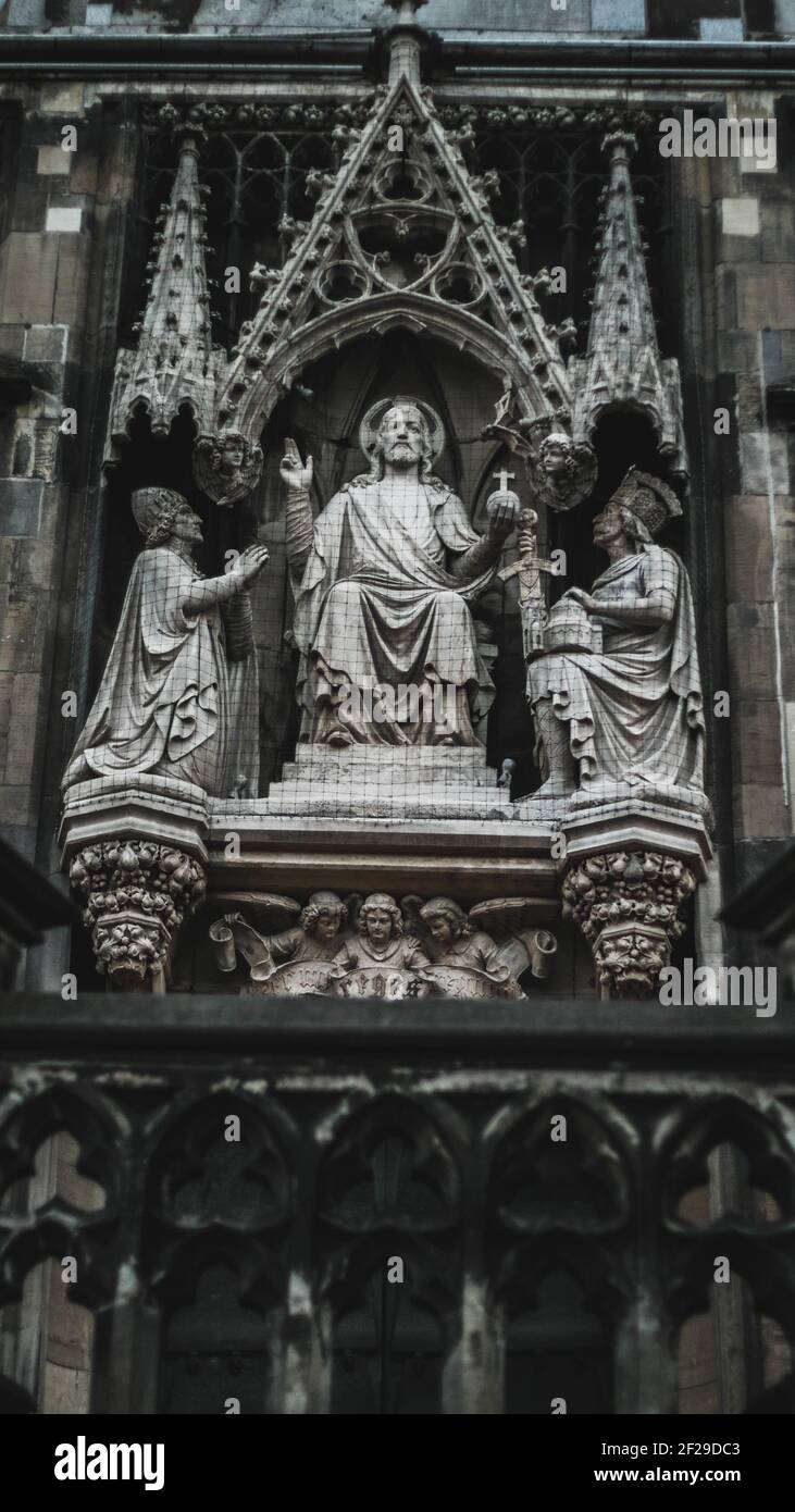 Eine vertikale Aufnahme der Statue Details der Stadt Halle von Aachen in Deutschland Stockfoto