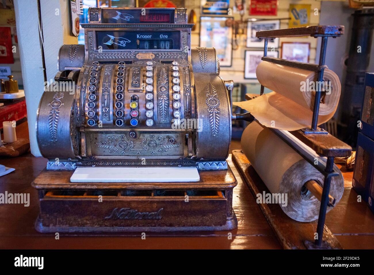 Alte Kasse in einem Multi-Shop mit Vintage-Ambiente in Svolvær, Insel Austvågøya, Lofoten Archipel. Norwegen. Norwegischer Kulturladen Stockfoto