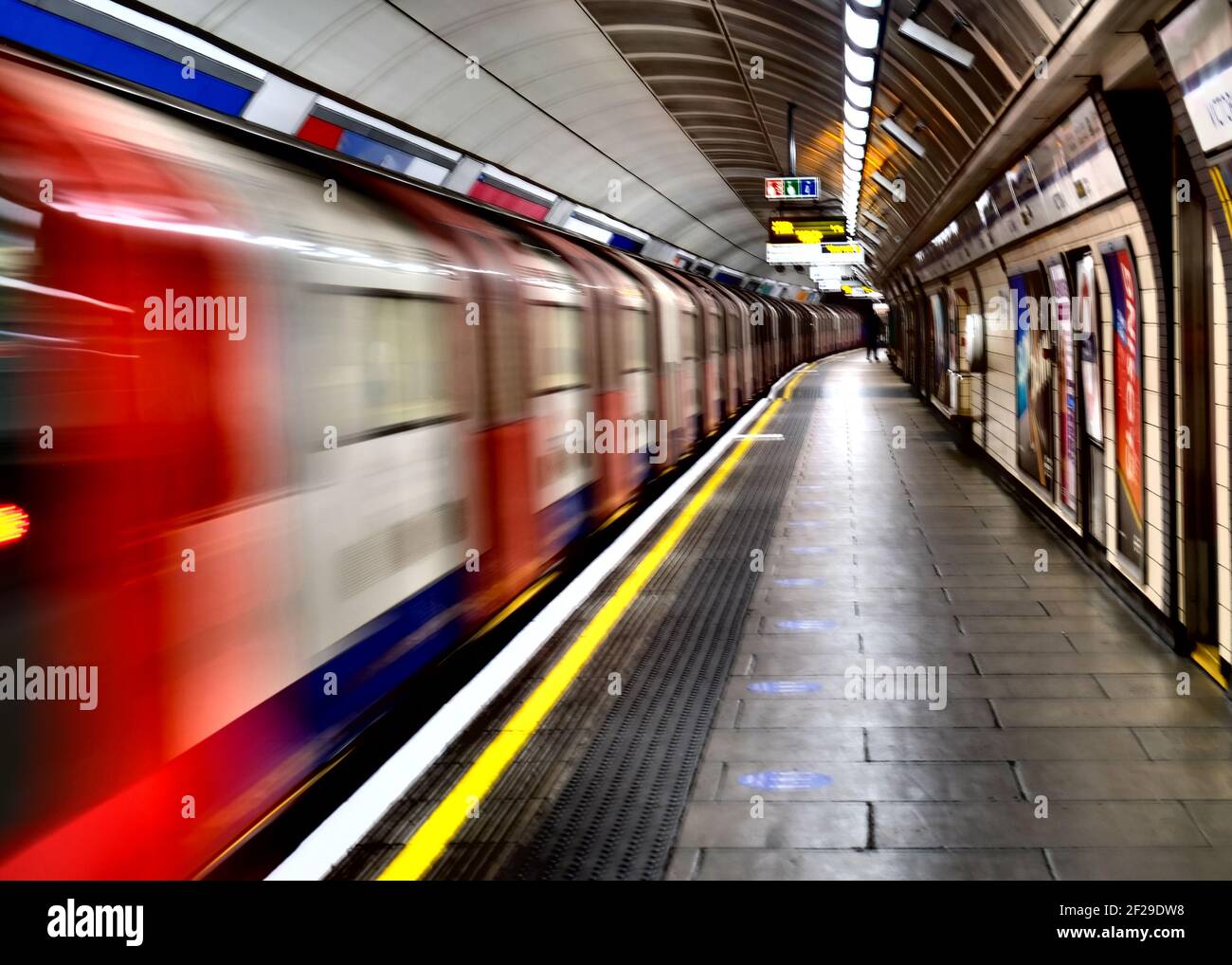 London - März 2021: London Underground Plattform ohne Menschen während der Covid 19 Sperre Stockfoto