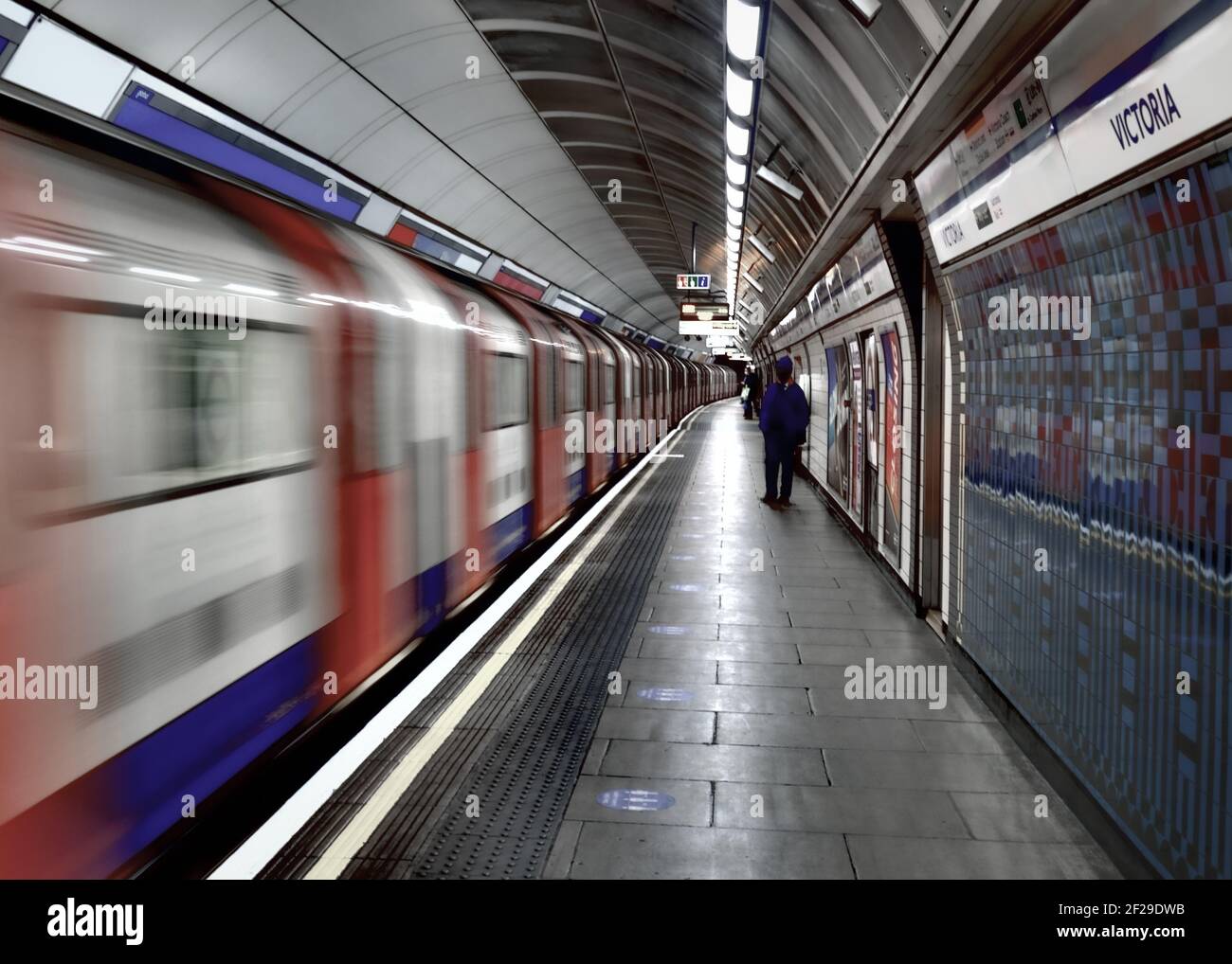 London - März 2021: London Underground Plattform ohne Menschen während der Covid 19 Sperre Stockfoto