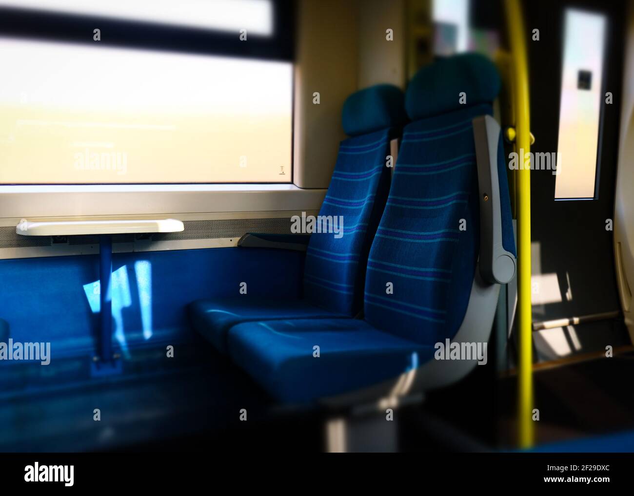 Dorking, UK - März 2021: Innenraum des Zuges Eisenbahnwagen der Southern Rail mit leeren Sitzen Stockfoto