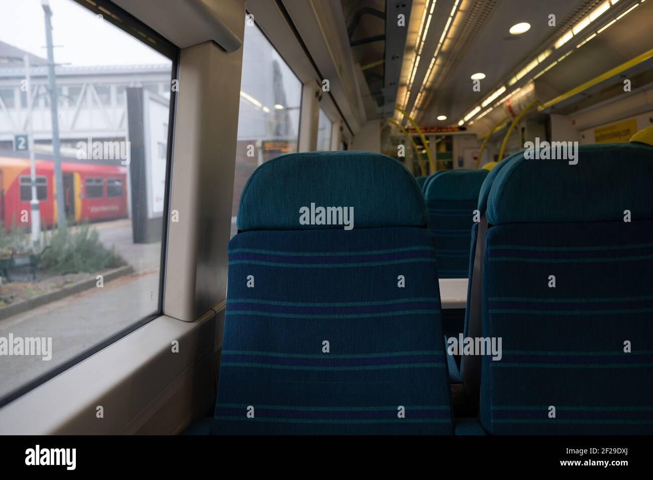 Dorking, UK - März 2021: Innenraum des Zuges Eisenbahnwagen der Southern Rail mit leeren Sitzen Stockfoto