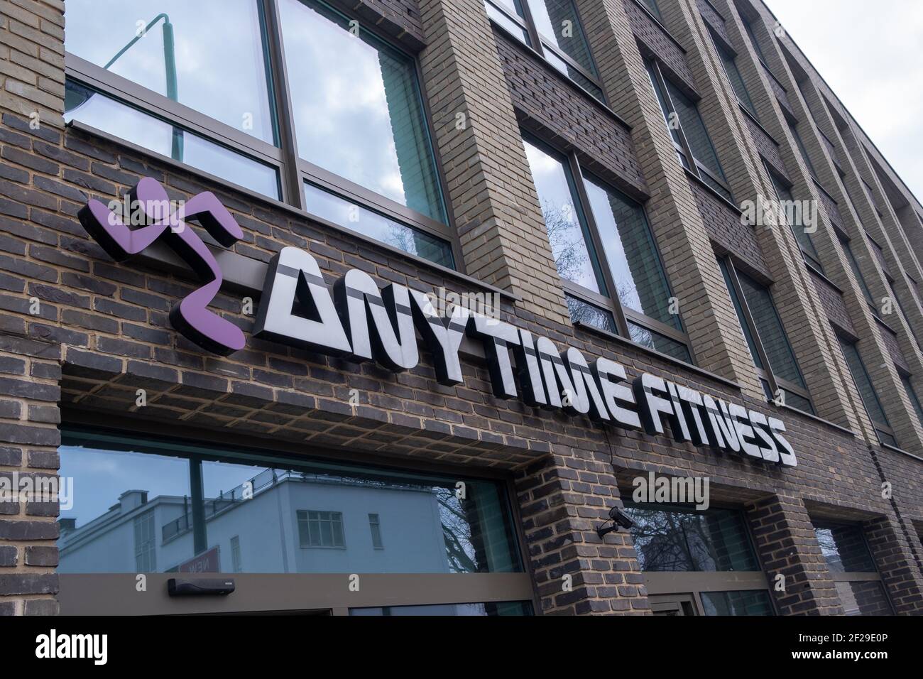 London- Anytime Fitness Niederlassung in West London, ein amerikanischer Fitness- und Health Club Franchise Stockfoto