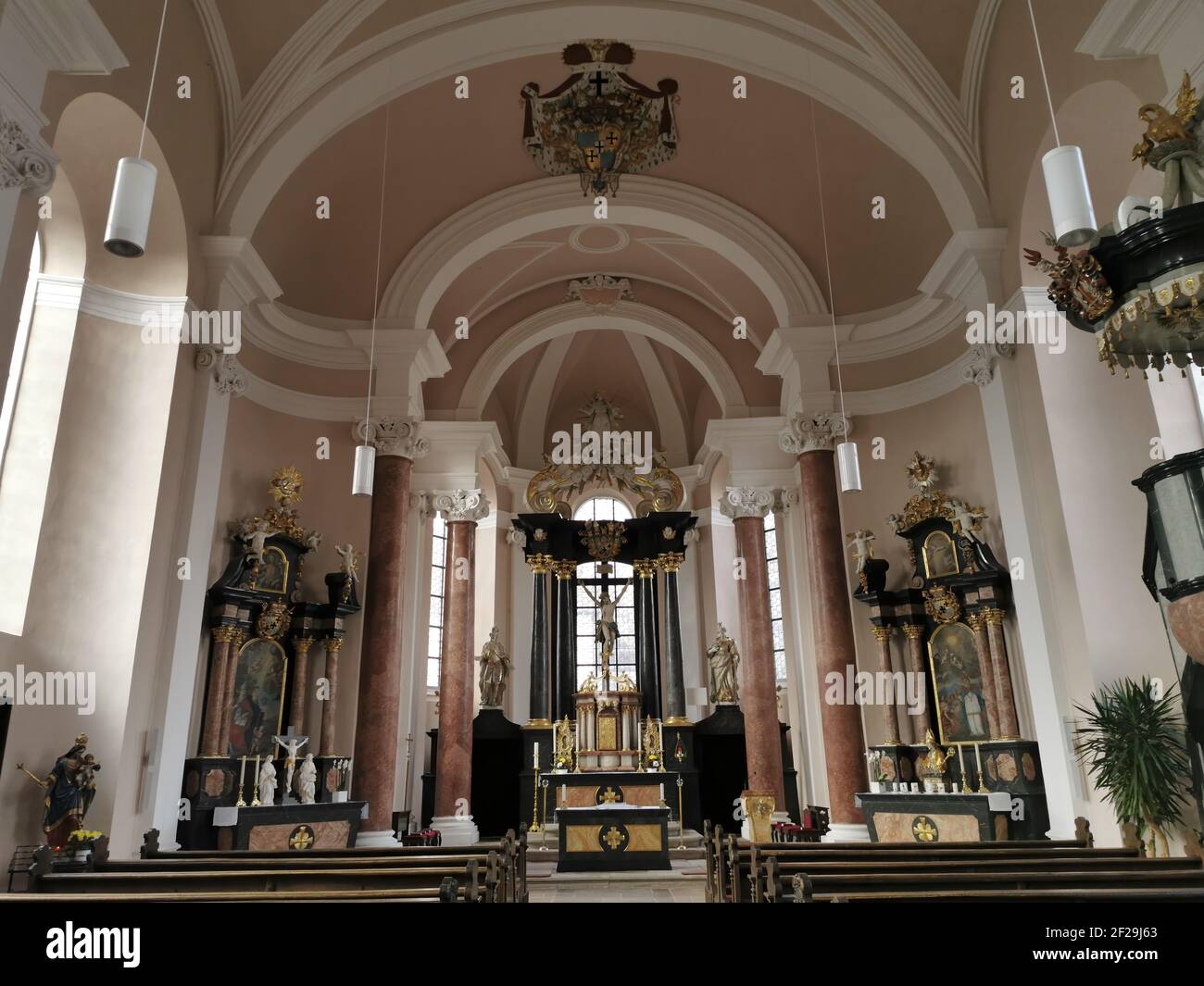 Innenraum, Kirchenschiff, Altar, römisch-katholische Kirche Mariä ...