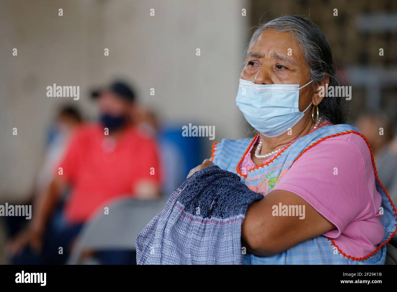 Nicht exklusiv: MICHOACAN, MEXIKO - MÄRZ 9: Personen warten auf eine Dosis von Pfizer-BioNTech Covid-19 Impfstoff während der Massenimpfung in Hermanos Stockfoto