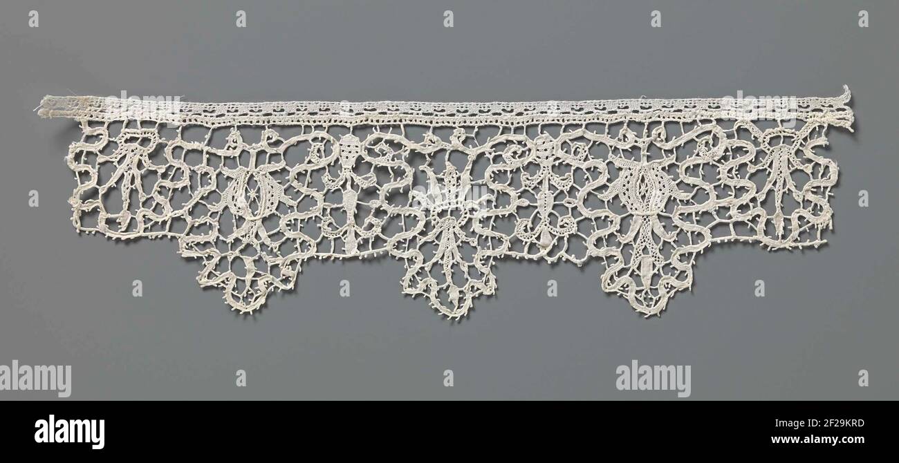 Strook naaldkant met granaatappel en stralenkrans in eikenblad.Streifen natürliche Nadelseite: Punto in Aria. Das sich wiederholende Muster besteht aus der Eichenblatt-Kontur, in der sich abwechselnd ein Granatapfel oder ein Balkenkranz befindet. Zwischen den Eichenblättern befindet sich eine französische Lilie. Die Motive bestehen aus feston-Stichen, teilweise mit Aussparungen versehen. Die Motive sind durch einen unregelmäßigen, offenen Stangen-Boden mit Picots verbunden. Der schräge Rand bildet sich aus dem Eichenblatt-Motiv und ist mit Picots veredelt. Die Oberseite des Streifens ist gerade mit einem Spaltband fertig. Stockfoto