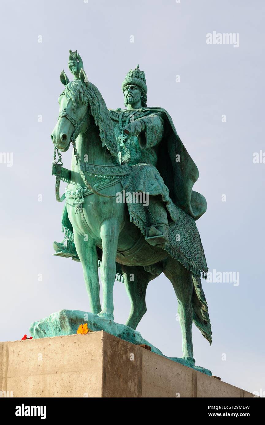 Zuerst in Russland Iwan das schreckliche Denkmal auf dem Betonsockel Am klaren blauen Himmel senkrecht Stockfoto