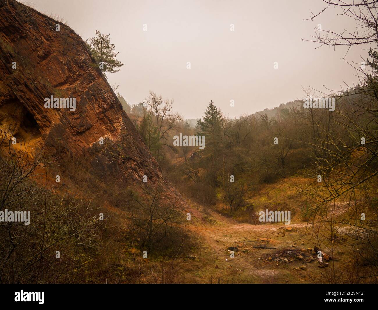 Schöne prähistorische Felsen versteckt tief im Nationalpark in Prag, Tschechische Republik. Stimmung wie aus der Vorgeschichte. Stockfoto