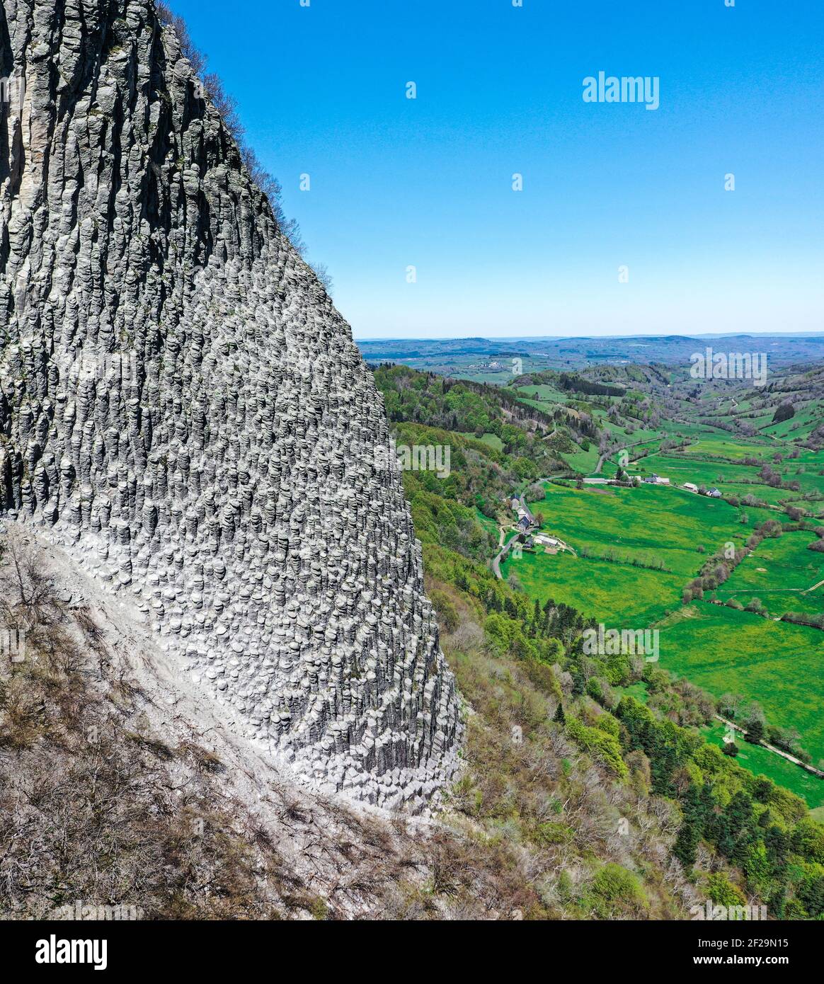 Detaillierte Drohne Blick auf Roches Tuilière et Sanadoire, 63970 Aydat, Auvergne, Puy de Dome, Frankreich Stockfoto