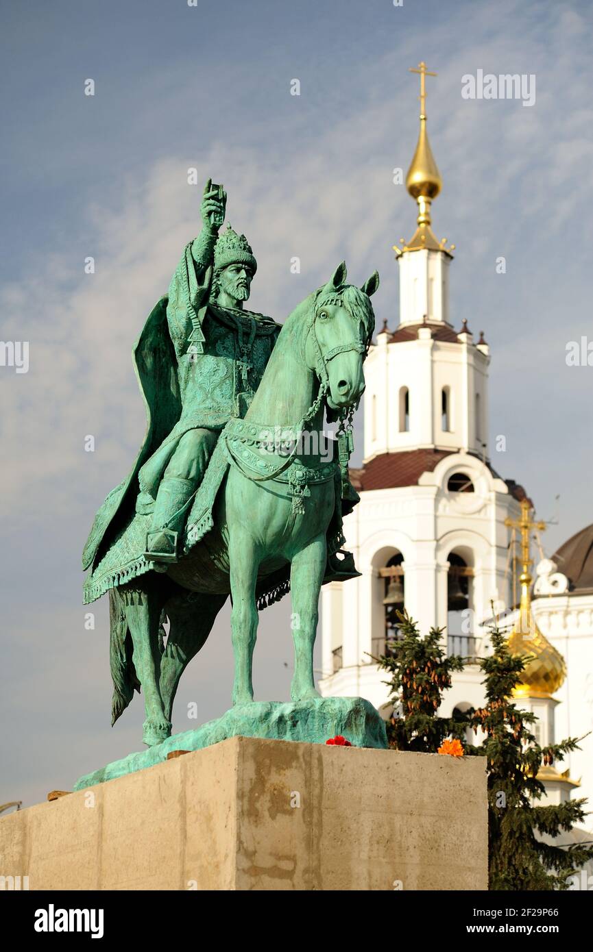 Zuerst in Russland Iwan das schreckliche Denkmal auf dem Betonsockel In der Nähe Bogoyavlenskaya Kirche vertikal Stockfoto