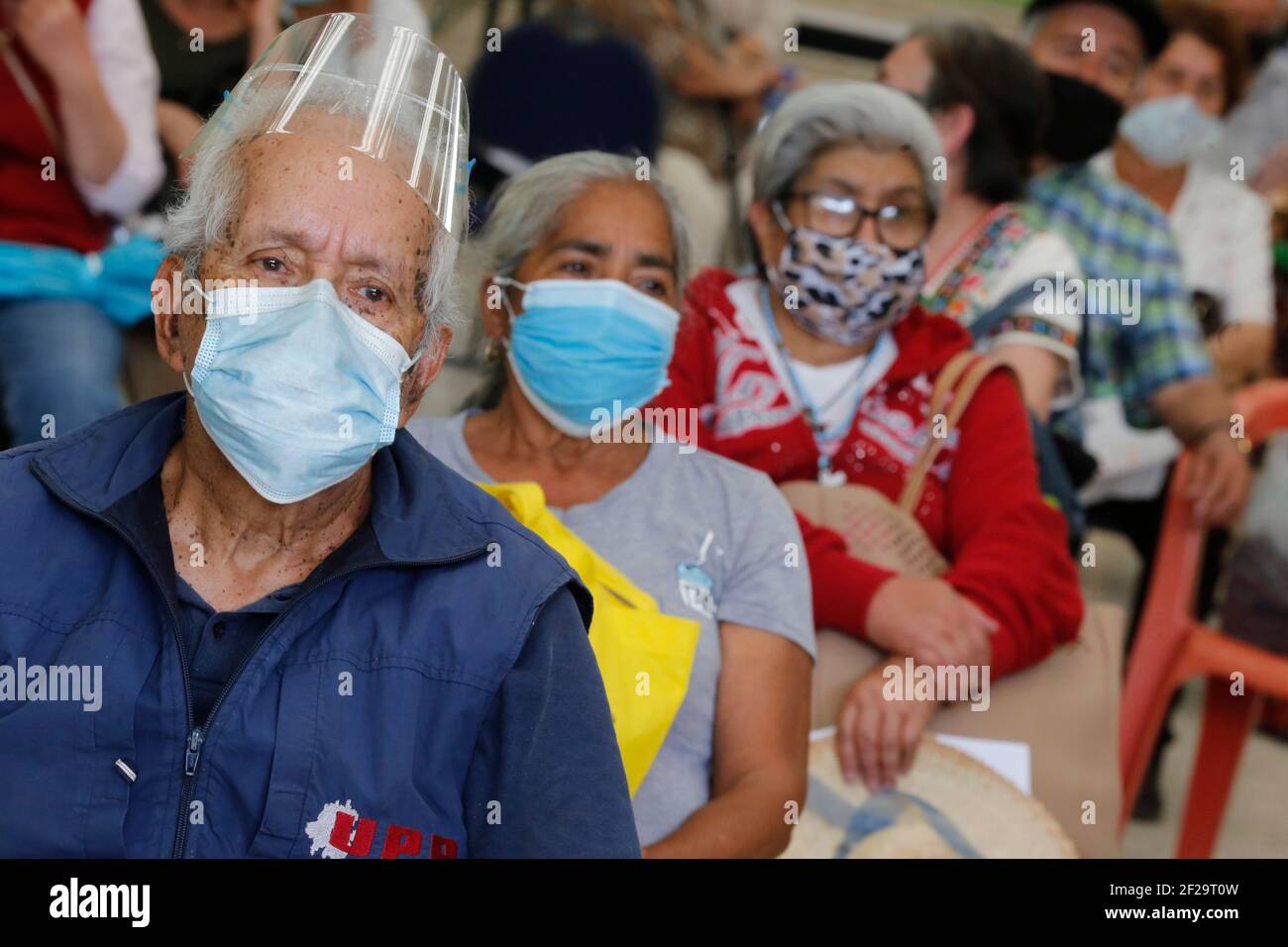 Nicht exklusiv: MICHOACAN, MEXIKO - MÄRZ 9: Personen warten, erhalten eine Dosis Pfizer-BioNTech Covid-19 Impfstoff während der Massenimpfung in Hermano Stockfoto