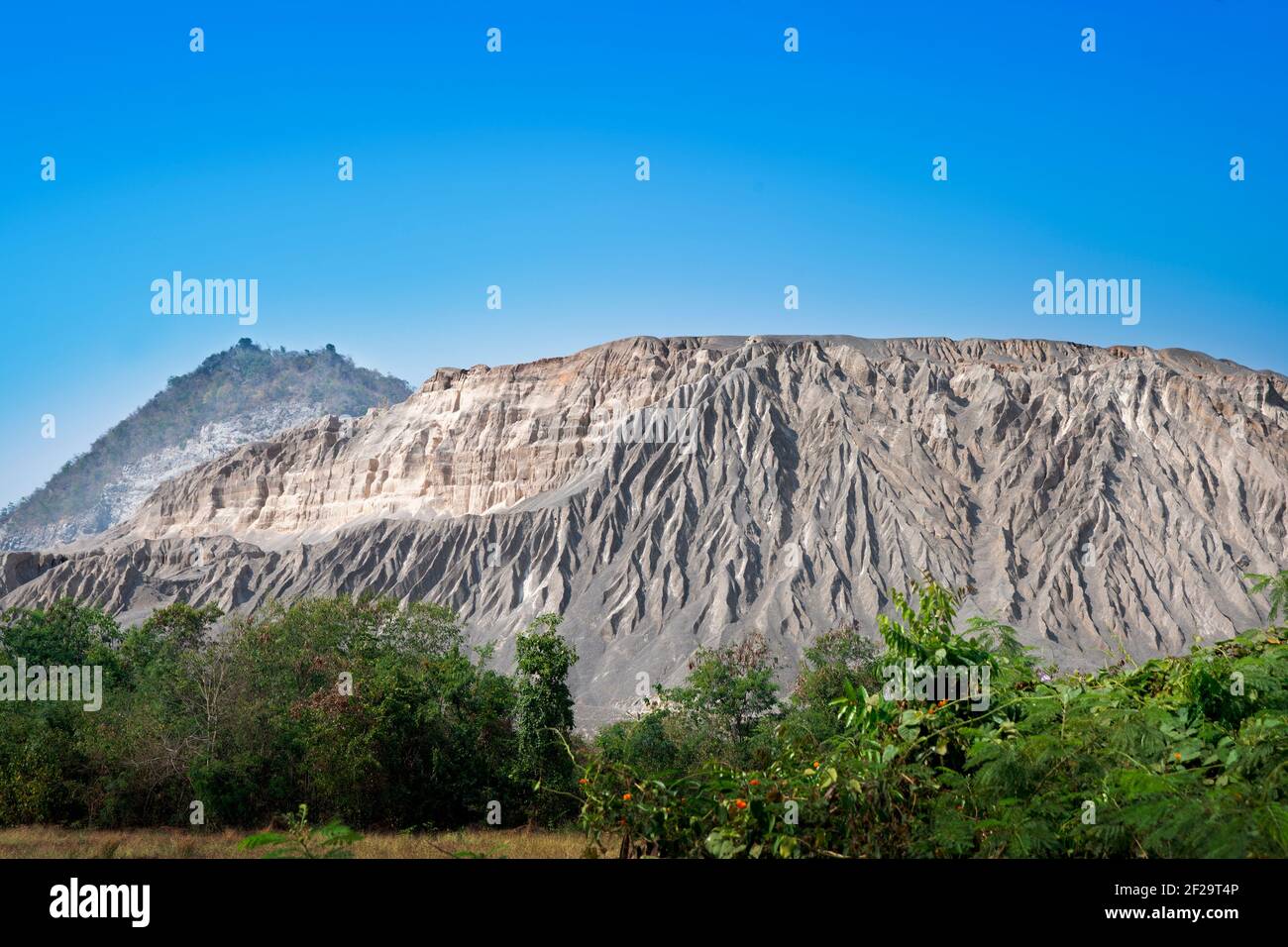 Die Umwelteinwirkung des Steinbaus zeigte Bodenerosion durch Bergursachen für Regen und Wasser. Stockfoto