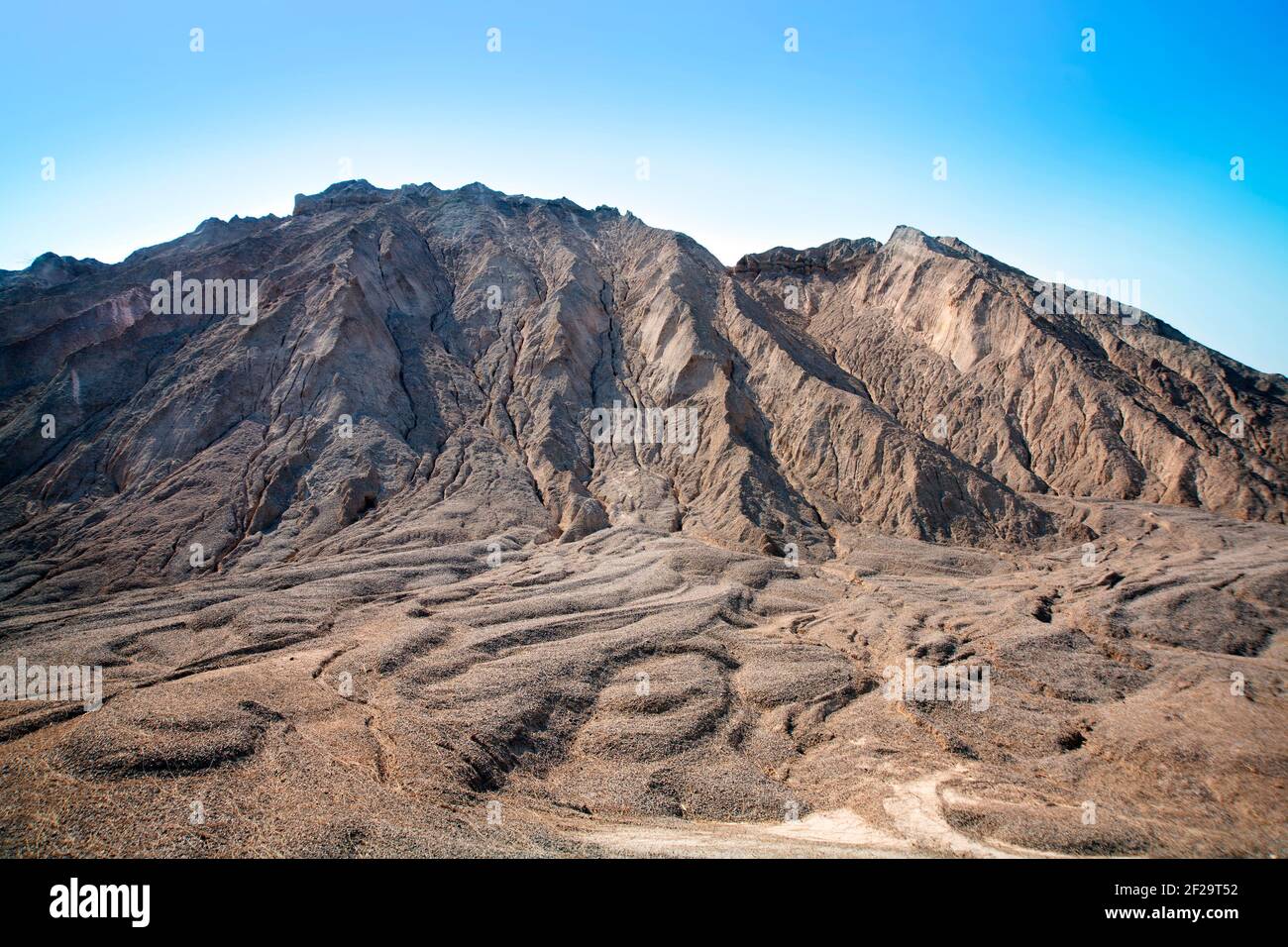 Umweltauswirkungen, Bodenerosion von Bergen, die durch den Abbau zerstört wurden. Stockfoto