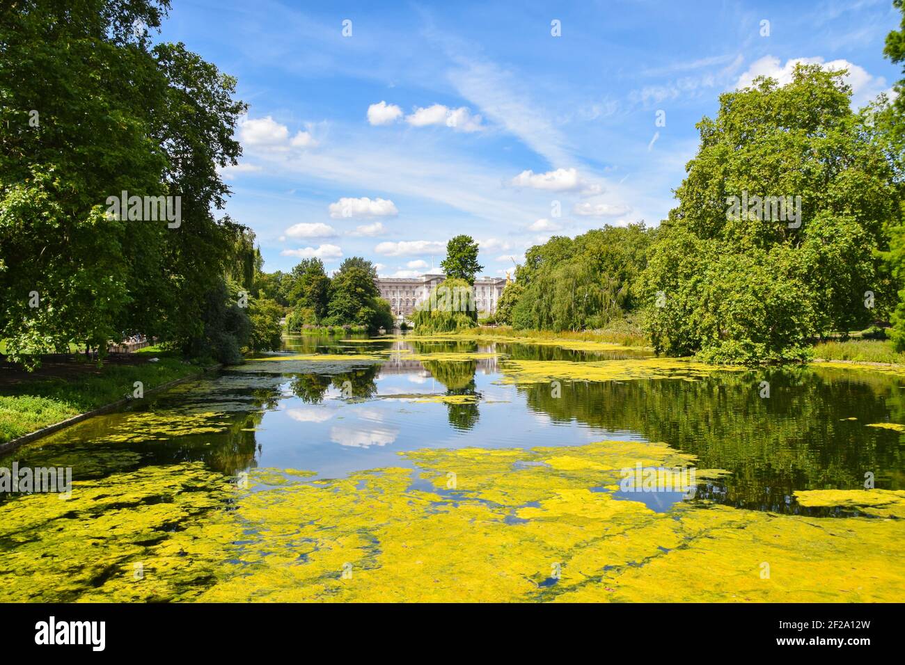 St James's Park Lake und Buckingham Palace, London, Großbritannien. Stockfoto