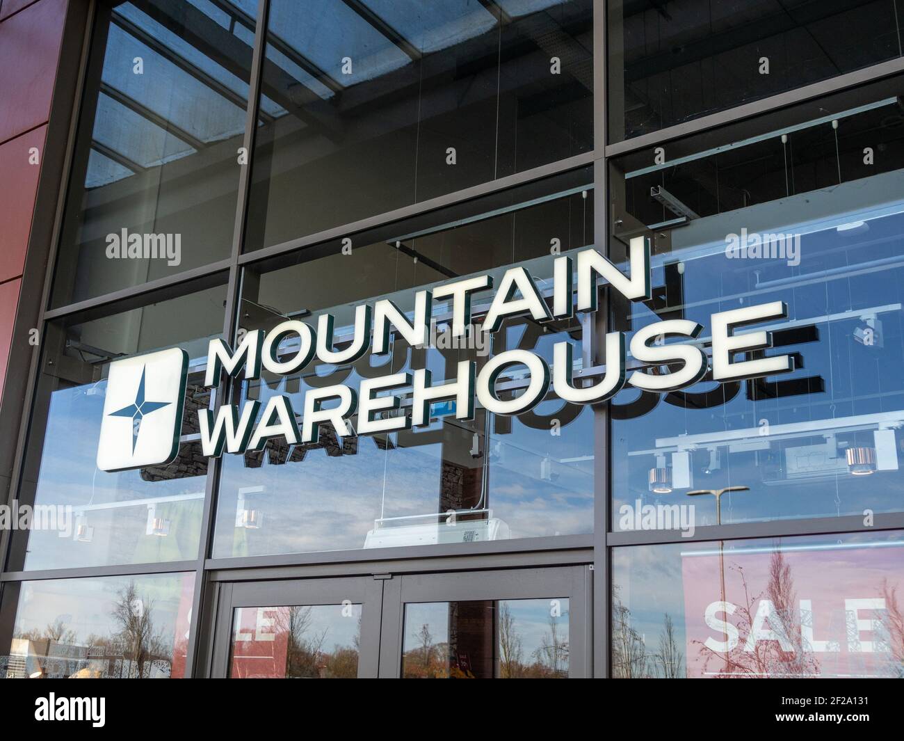 Mountain Warehouse Store vorne und Schild, Rushden Lakes Shopping Centre, Northamptonshire, Großbritannien Stockfoto