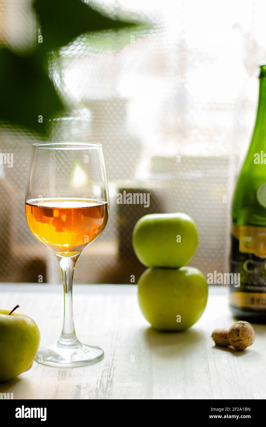 Erfrischender Apfelwein. Apfelbier, Saft, Essig. Stockfoto