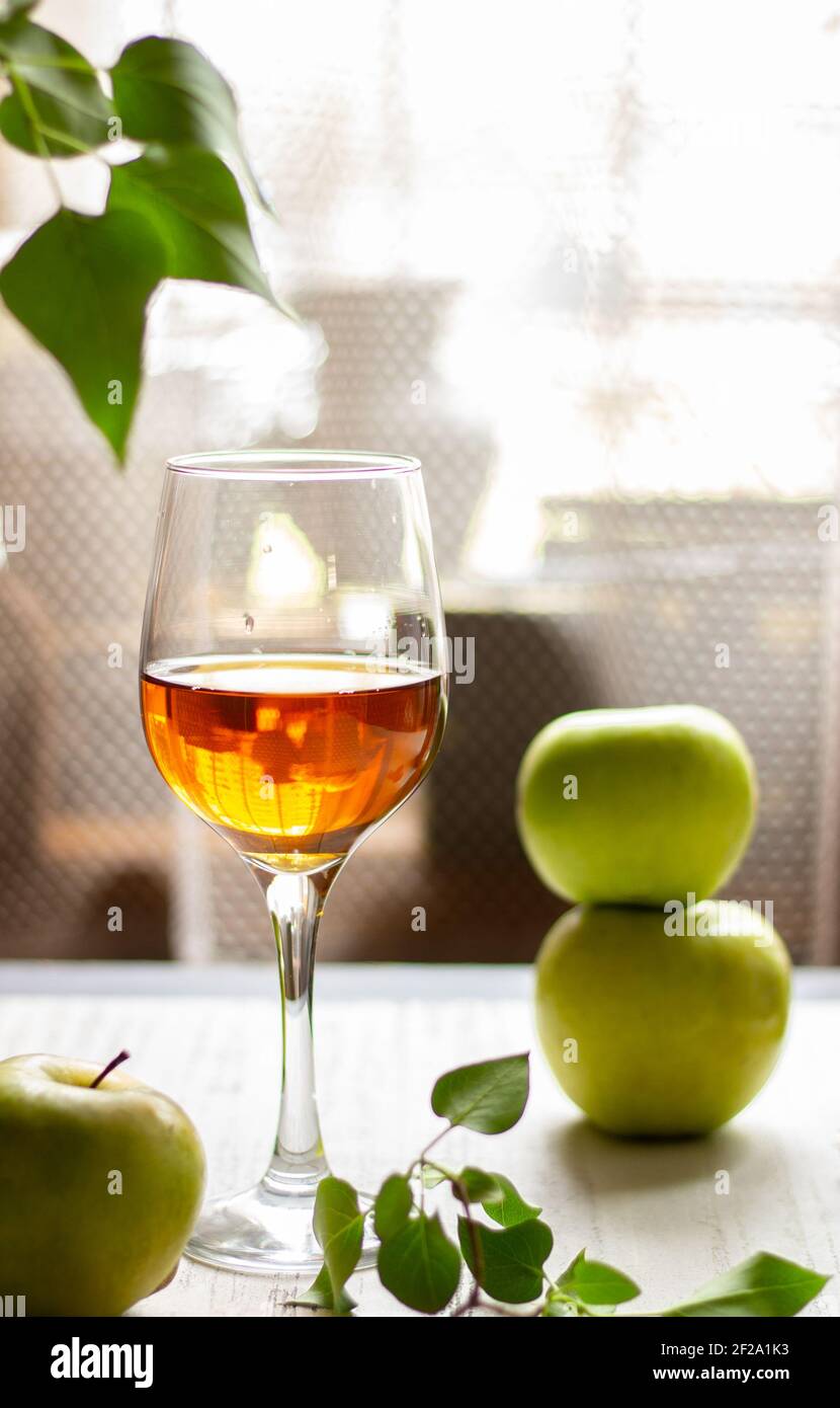 Erfrischender Apfelwein. Apfelbier, Saft, Essig. Stockfoto